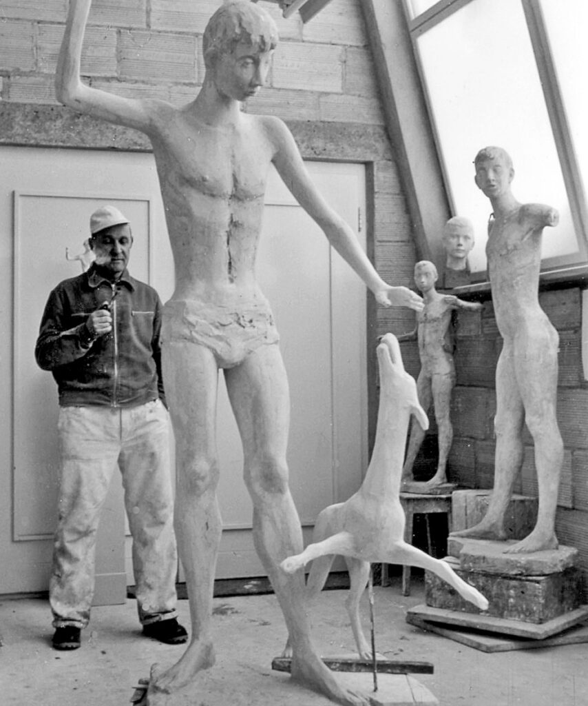 Der Bildhauer vor seinem Entwurf zur Figur für Dorfplatz Ostermundigen, ca. 1956