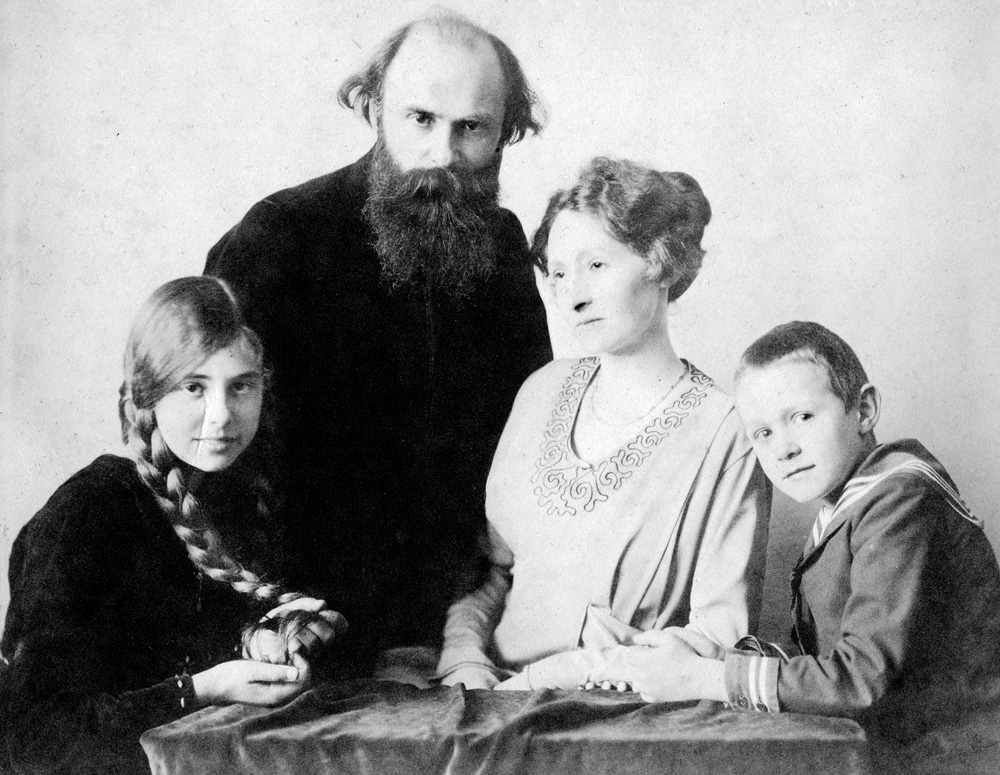 Etienn mit Rose und der Tochter Germain und Sohn Marcel, etwa 1918