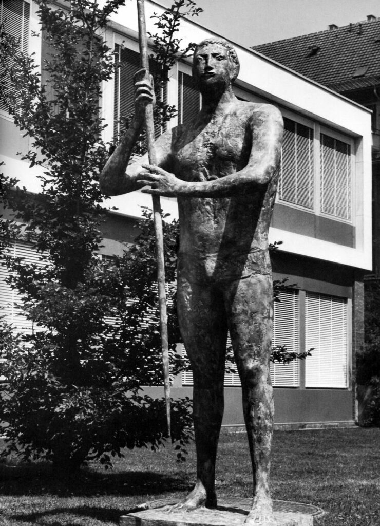 «Grosser Speerwerfer» vor dem Haus des Sports, Bern 1963/64    Foto: M.Perincioli