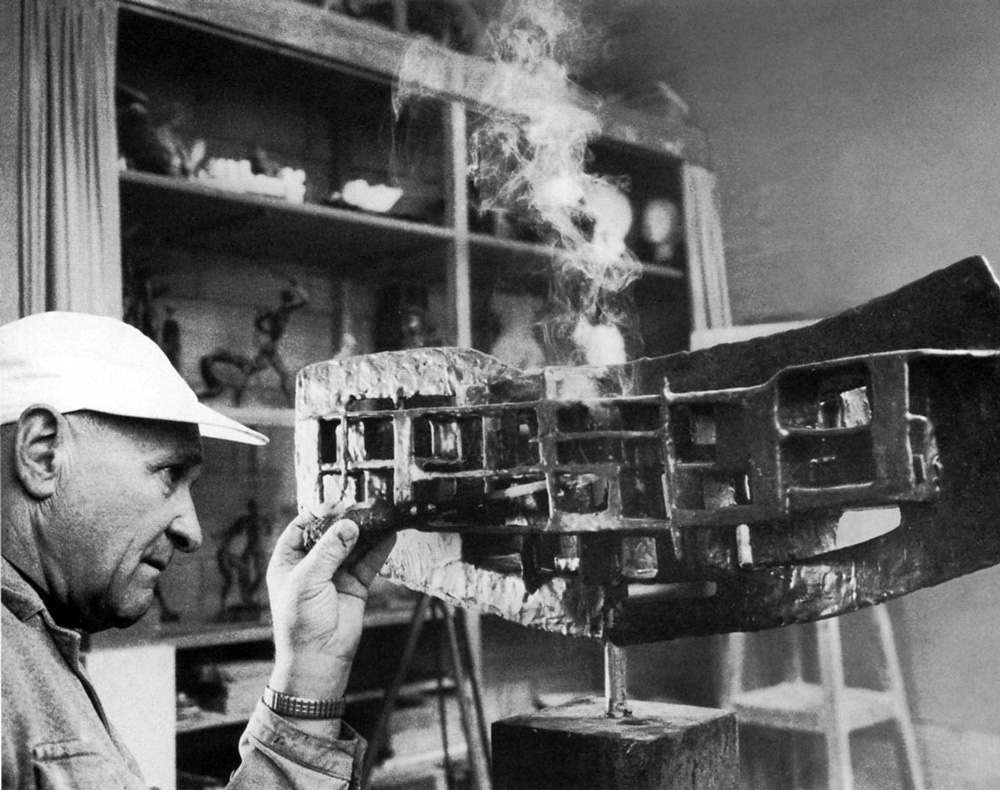 Arbeit mit dem Brenner am Wachsmodell für "Habitation" 1966    Foto: Albert Winkler