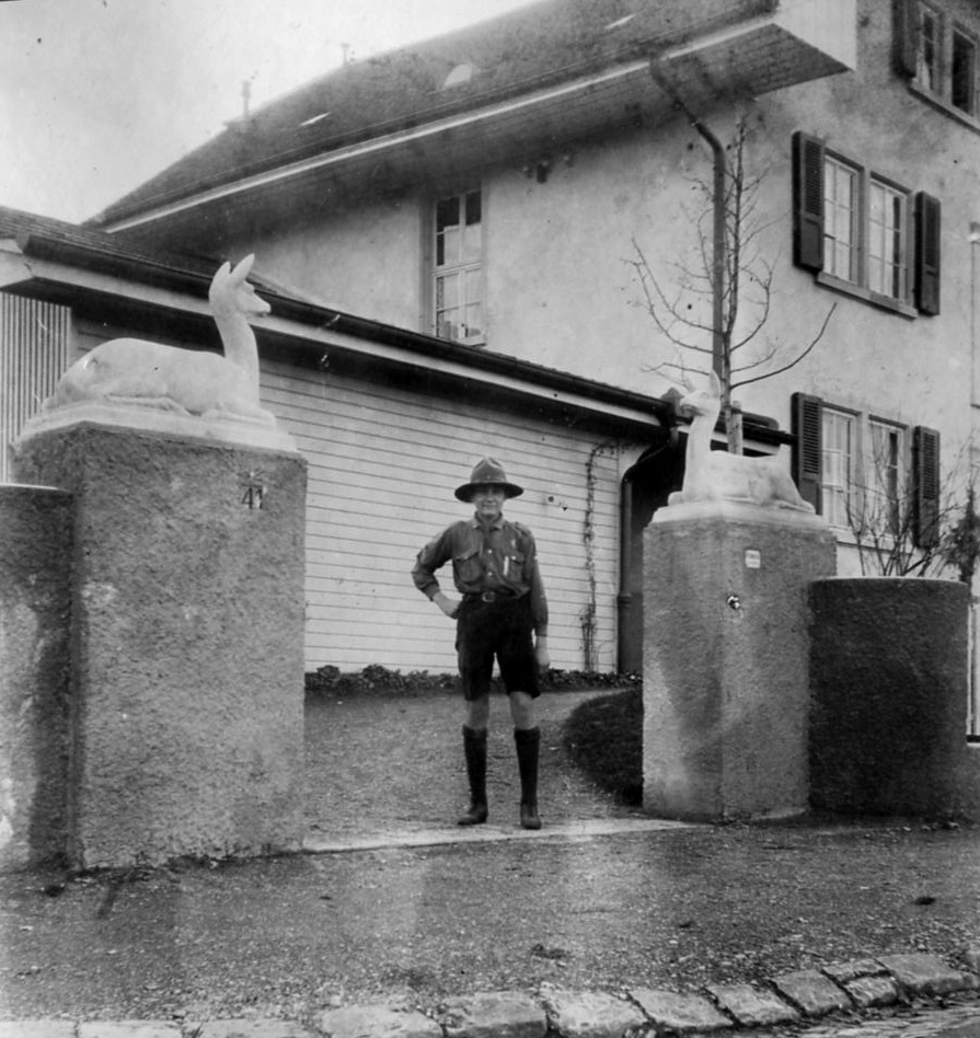 Marcel vor dem Elternhaus im Egghözli, die Fassade hier noch ohne Reliefschmuck.