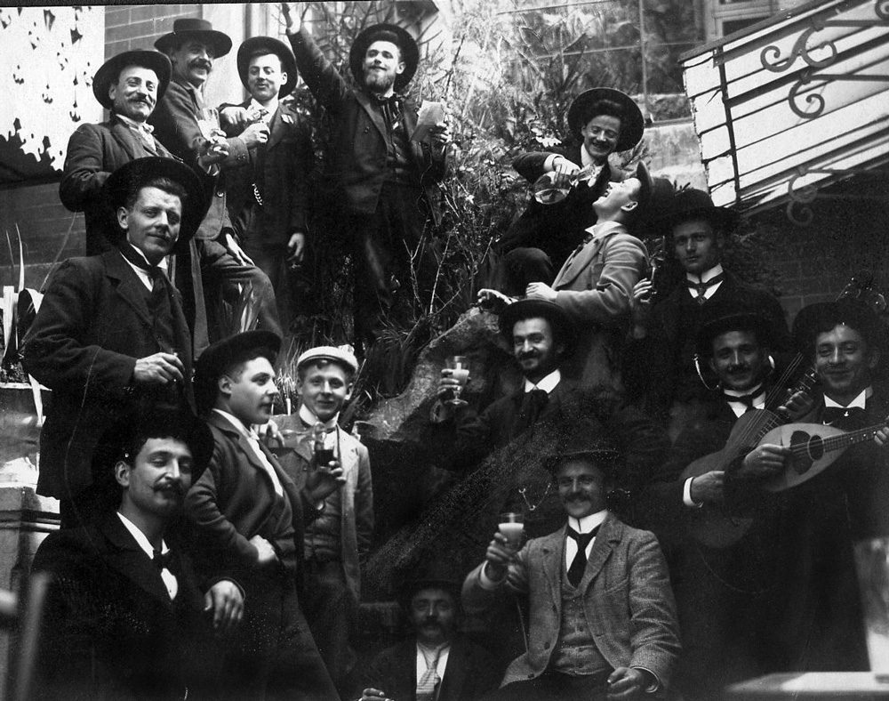Etienne Perincioli (oben) setzt sich in Szene bei einem Betriebsausflug mit den Kollegen 1902